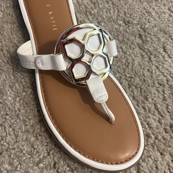 Kelly & Katie Thong Sandals Sz 8M - Picture 2 of 6